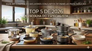 Banner de blog com cinco conjuntos de panelas para indução sobre um cooktop em cozinha moderna, com o texto "TOP 5 DE 2026".